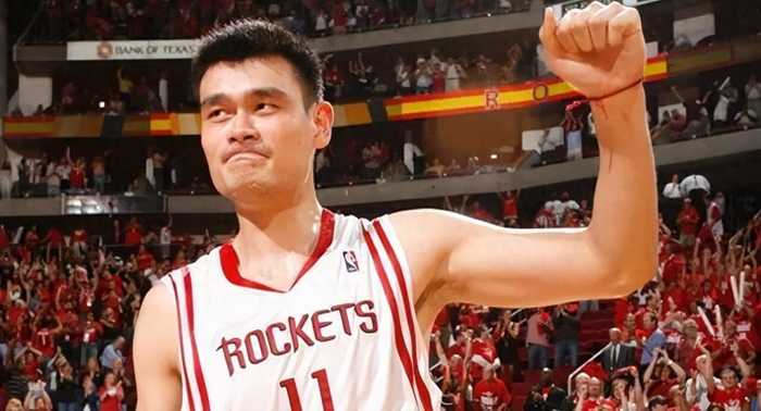 02年姚明场均32分19板4帽，为何落选MVP？看到名字后我服了